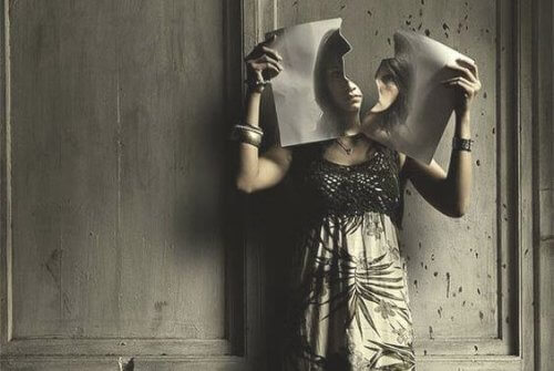 mujer-cortando-papel