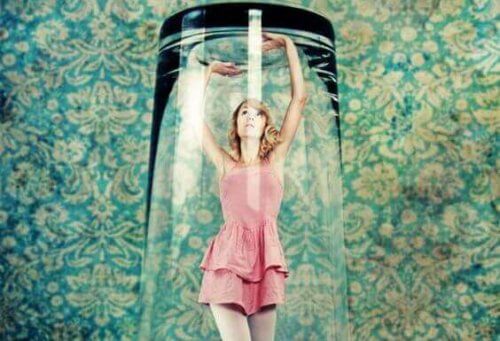 mujer-en-un-vaso