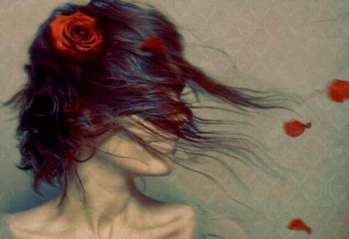 mujer-flor-en-cabello