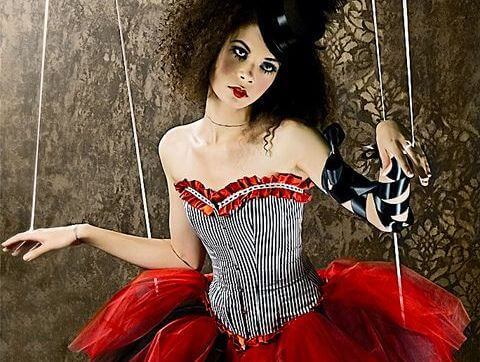 mujer-marioneta