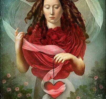 mujer-sosteniendo-un-corazon