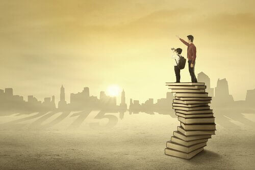 padre-nino-encima-de-libros