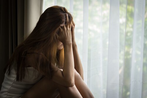 fille-triste-devant-fenetre
