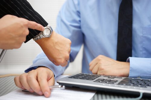 jefe-presionando-a-un-emleado