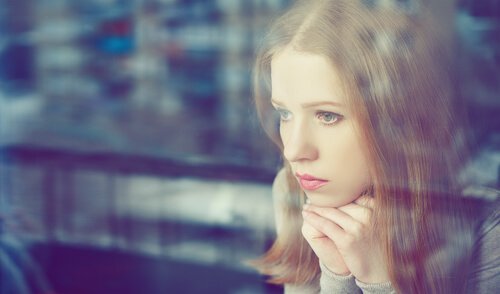 mujer-pensando-mirando-por-la-ventana
