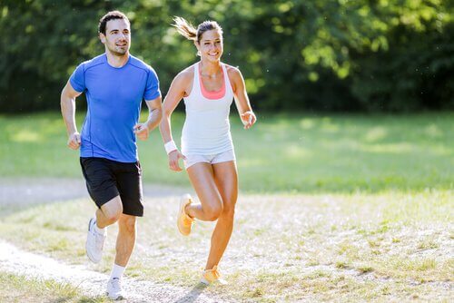 pareja-corriendo-junta-en-el-campo