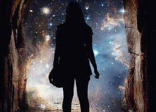 silueta-de-chica-mirando-al-horizonte-e1474963061562