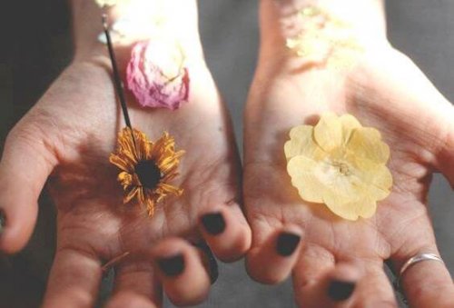 manos-con-flores-1