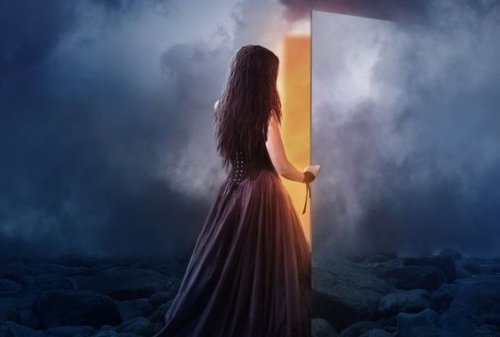 mujer-abriendo-puerta