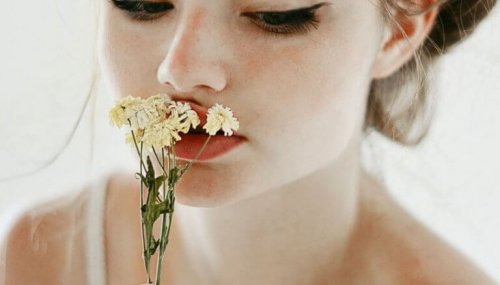 mujer-con-flor-768x437