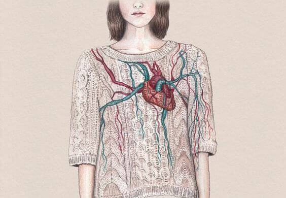 mujer-corazon-pecho