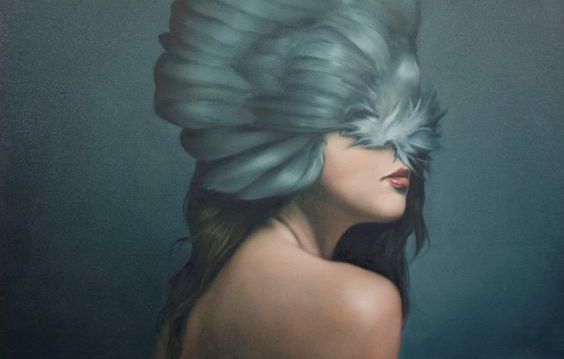 mujer-pajaro-en-cabeza