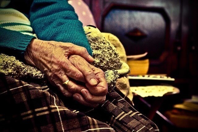 Les personnes âgées ont besoin d'amour et de patience