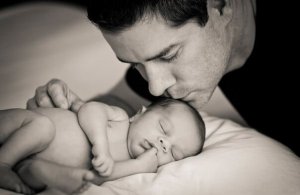 Le père qui s'occupe de son bébé n' "aide" pas, il exerce son rôle de père