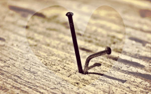 Un clou n'en chasse pas un autre : c'est le marteau qui l'a enfoncé qui le retire