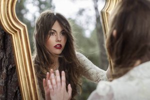 Je me suis assis-e face au miroir, et j'ai parlé avec mon reflet