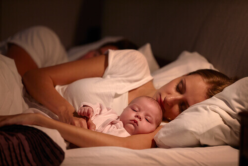 Les enfants doivent-ils ou non dormir avec leurs parents ?