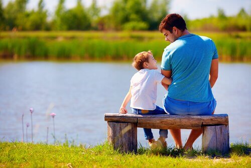 enfant avec un adulte au bord d'un lac