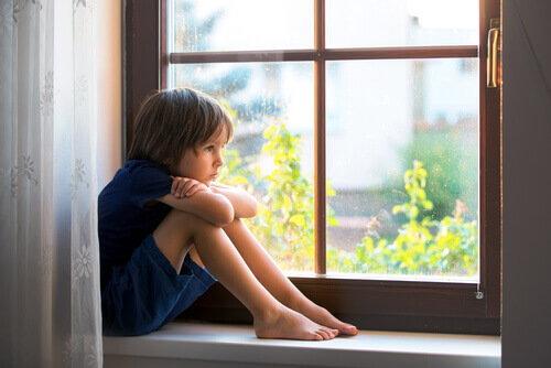 niño-triste-al-lado-de-la-ventana