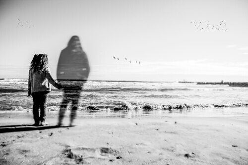 fille abandonnée par sa mère sur la plage