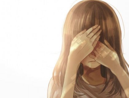 Fille se masquant le visage