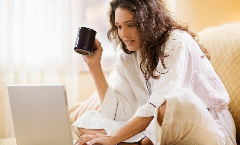 femme consultant un-e psychologue en ligne