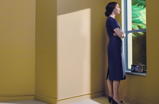 Femme regardant par la fenêtre les détails précieux de la vie