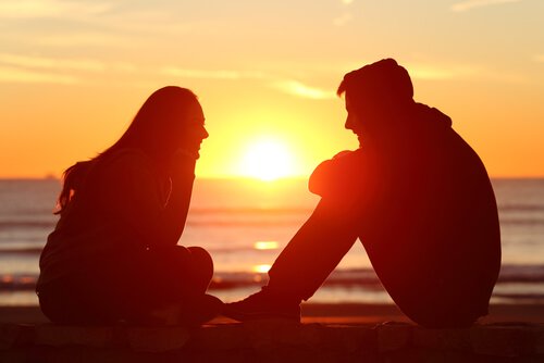 Amis discutant au coucher de soleil