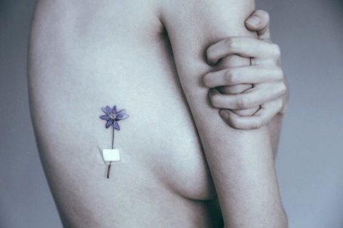 corps de femme avec pansement pour cacher la douleur