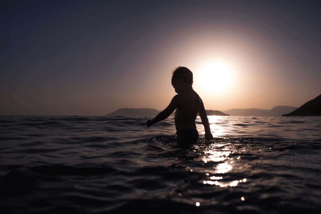 petit garçon dans la mer souffrant d'anxiété de séparation