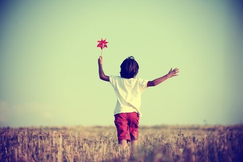 enfant dans un champ