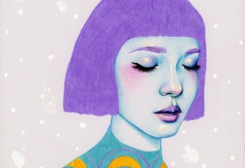 femme aux cheveux violets