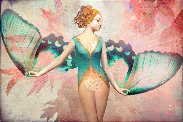 femme avec des ailes de papillon