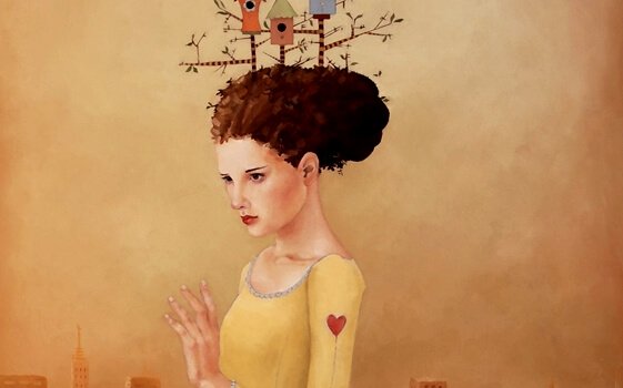 femme avec coeur sur le bras