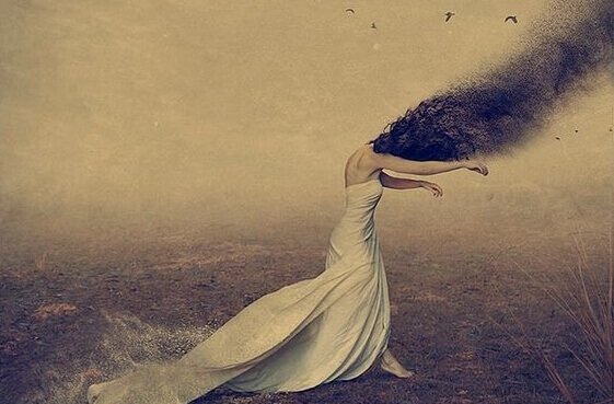 femme aspirée par la peur