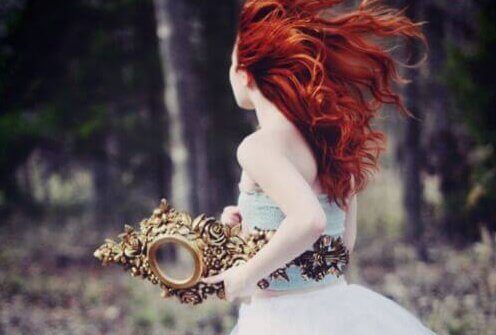 femme courant avec un miroir
