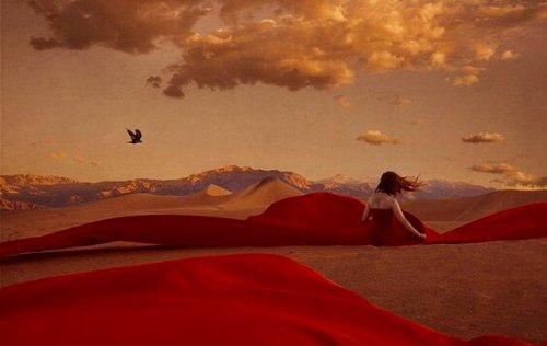 femme dans le désert qui attend que son âme l'atteigne