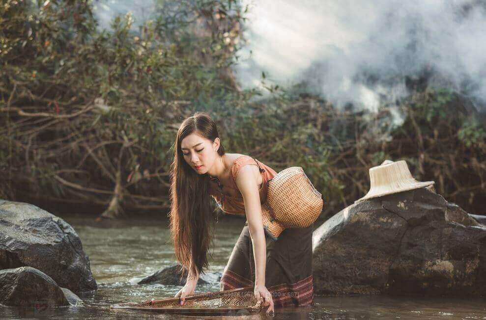 femme au bord de l'eau