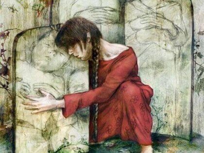 femme qui donne l'accolade à une image infantile