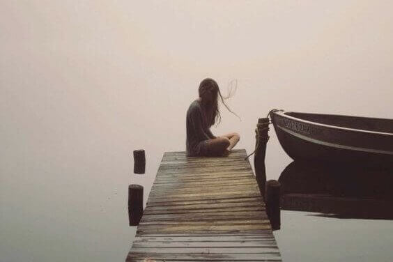 femme en silence au bord de l'eau