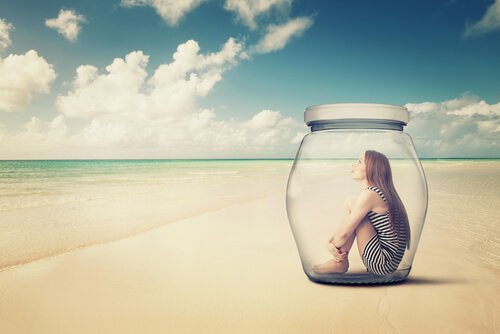 femme dans un bocal sur la plage