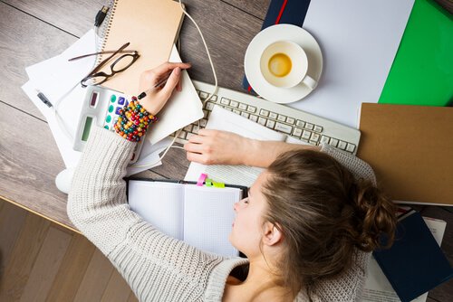 femme n'ayant pas la bonne stratégie pour étudier
