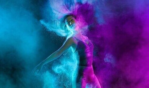 femme célébrant la vie