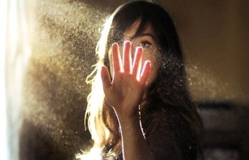 femme dans la lumière