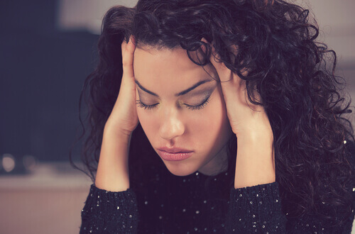 femme ayant mal à la tête à cause de sa mauvaise humeur