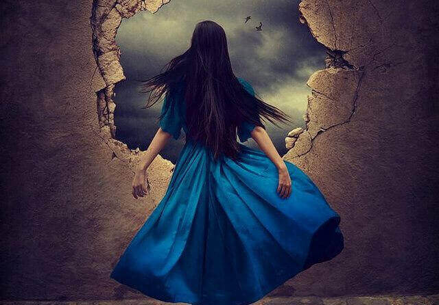 femme regardant par un trou