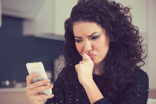 femme souffrant du trouble paranoïde de la personnalité inspectant son téléphone