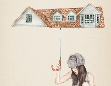 femme sous un parapluie en forme de toit