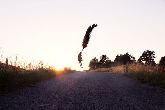 mort caractérisée par une plume élevant une personne au ciel