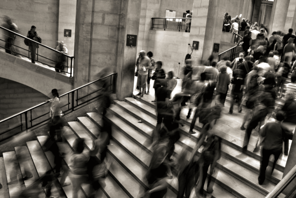 foule dans des escaliers